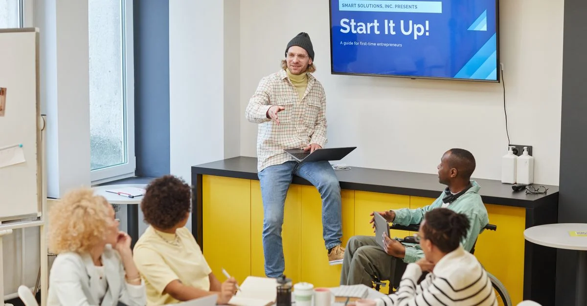 Un grupo diverso en una reunión de oficina discutiendo estrategias de startup e ideas innovadoras.