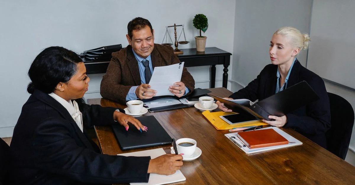 Un grupo diverso de profesionales discutiendo estrategias comerciales en un entorno de oficina.